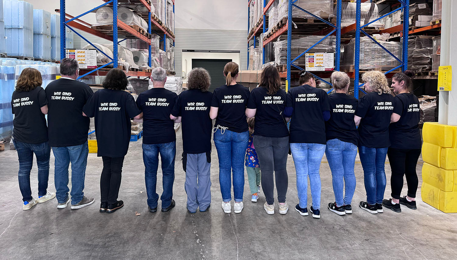Das Busemann-Team in BUSSY T-Shirts mit Text: Wir sind Team BUSSY