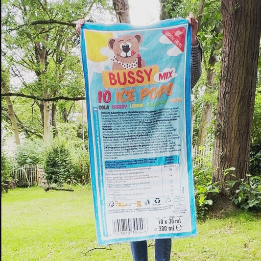 ein video von dem Bussy Handtuch in einem garten