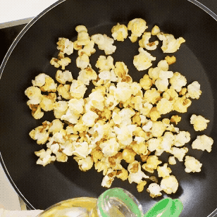 Gif zeigt, wie man Popcorn wieder in der Pfanne knackig bekommt